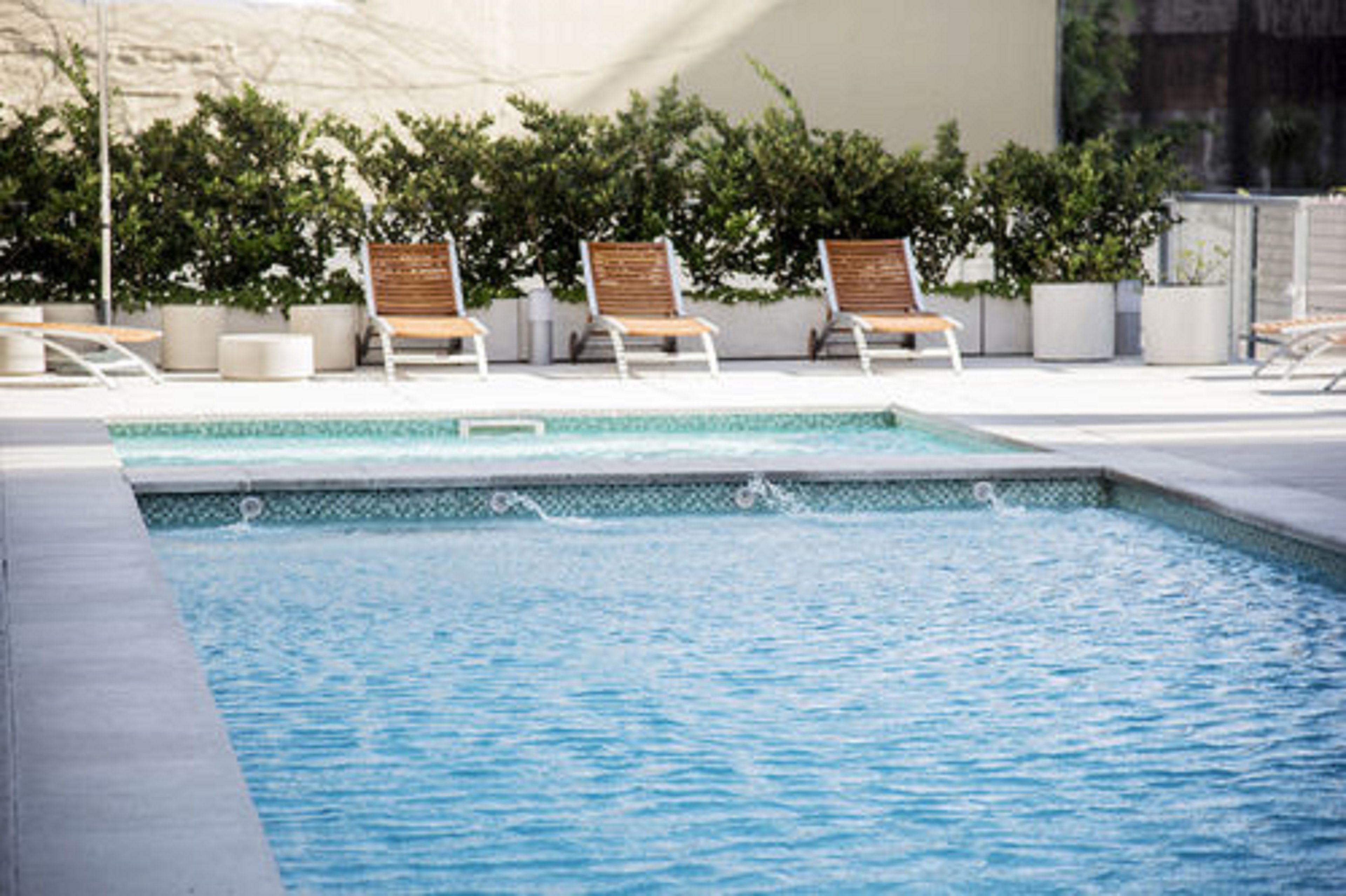 季节性开放的室外游泳池