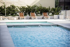 季节性开放的室外游泳池