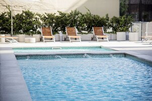 Una piscina al aire libre de temporada