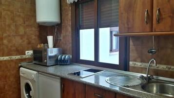 Apartamento, 2 habitaciones, terraza | Cocina privada | Frigorífico grande, microondas y utensilios de cocina