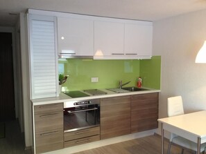 Studio (Cleaning fee 80CHF) | Private kitchen | Fridge