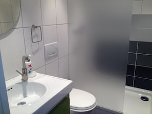 Un baño con lavamanos blanco, inodoro y bañera.
