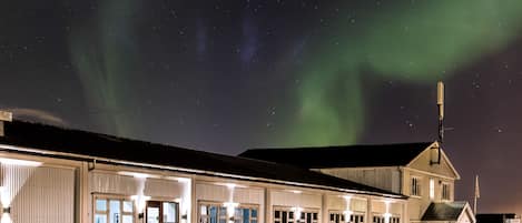 Fachada de la propiedad por la tarde o noche