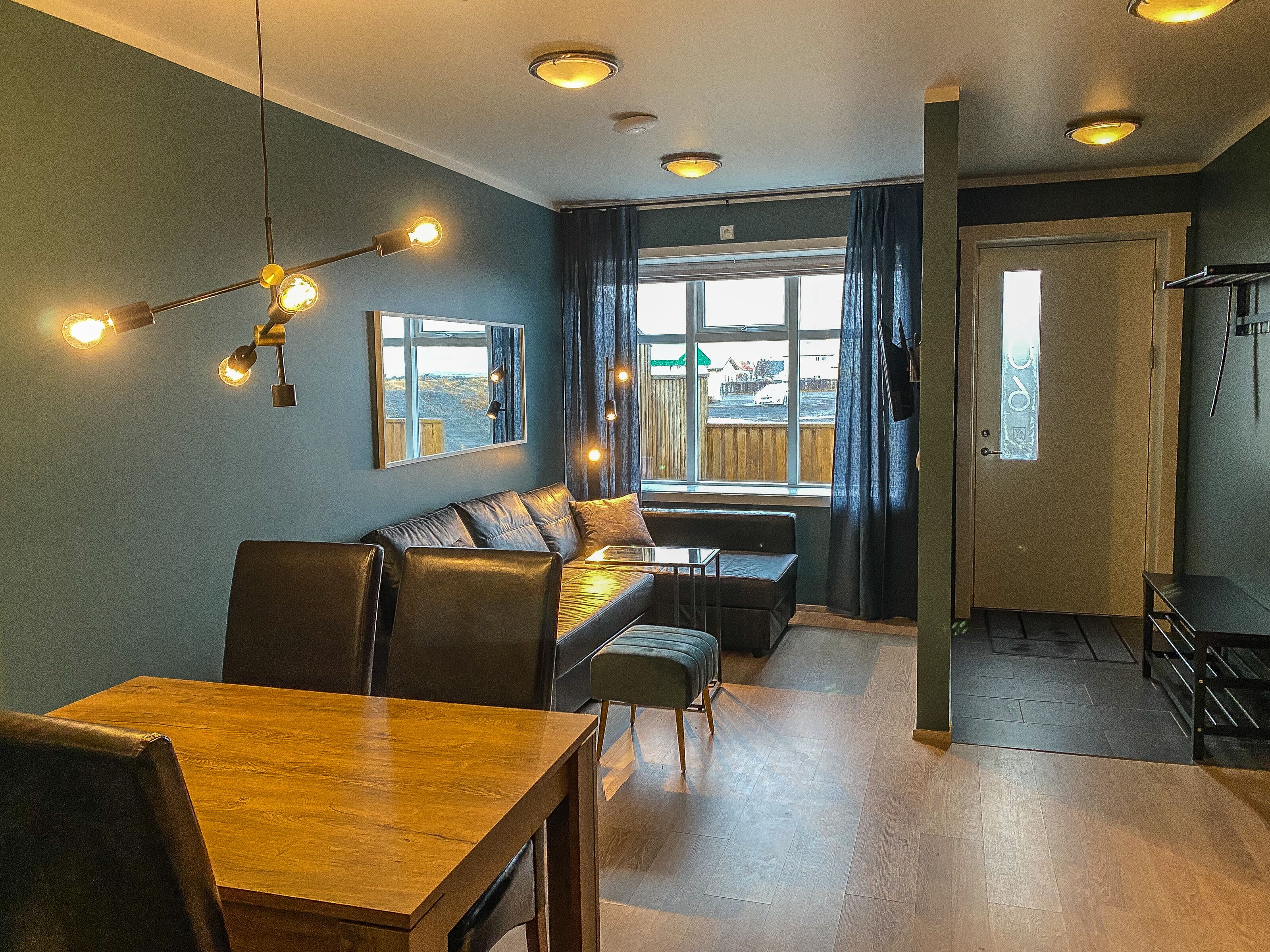 deluxe apartment, 1 bedroom | living area | 32-inch flat-screen tv with digital channels, tv, netflix