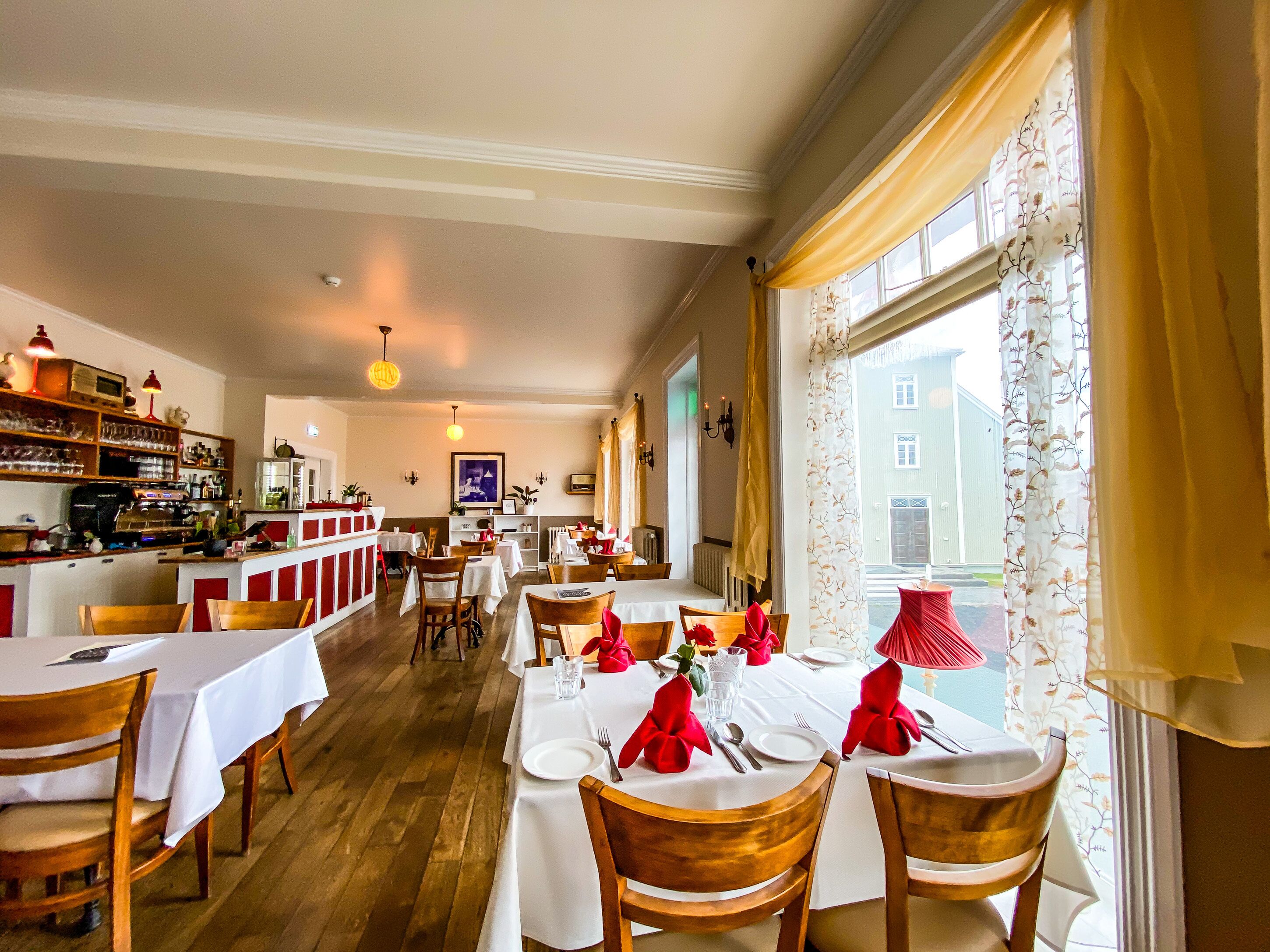 Lunch and dinner served, seafood