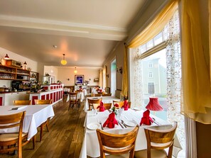 Lunch and dinner served, seafood