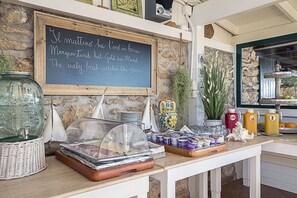 Breakfast buffet - Albergo I Dammusi Di Borgo Cala Creta (Lampedusa)