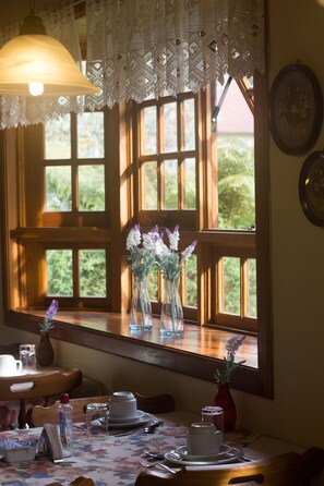 Café da manhã com buffet grátis todos os dias