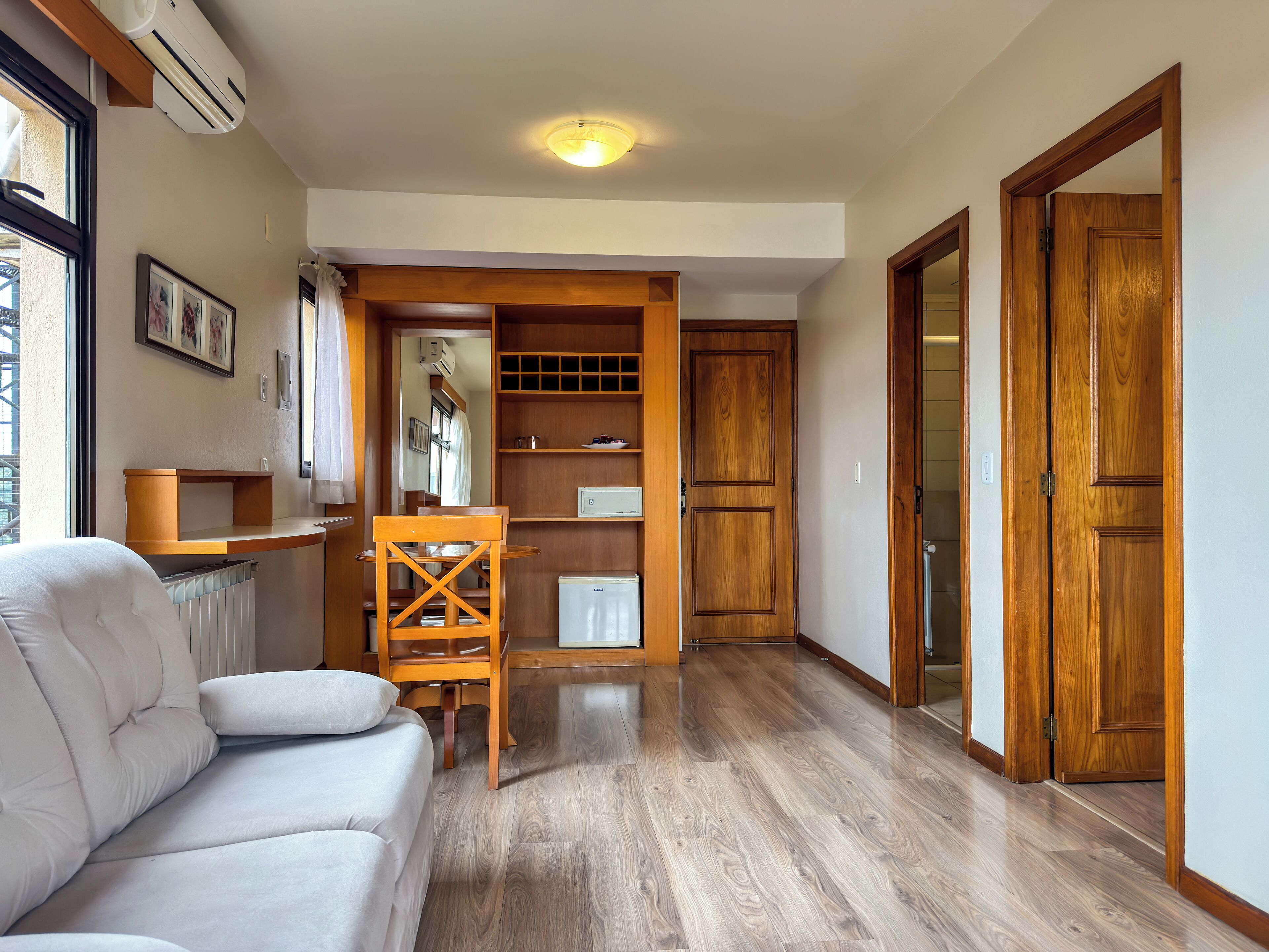 Quarto casal luxo (Super) | Frigobar, escrivaninha, cortinas blackout, Wi-Fi de cortesia