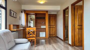 Quarto casal luxo (Super) | Frigobar, escrivaninha, cortinas blackout, Wi-Fi de cortesia