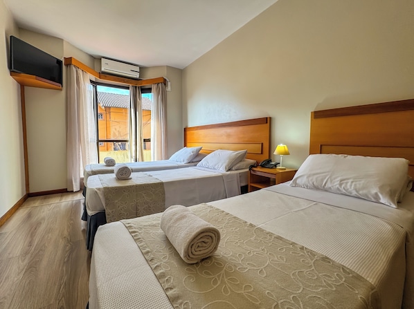Habitación triple Deluxe | Minibar, escritorio, cortinas blackout y wifi gratis 