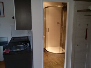 Estudi en suite empresarial, 2 llits individuals, cuina bàsica (Apt 4, Vitezna 1256/36) | Bany | Dutxa, assecador de cabells, tovalloles i sabó 