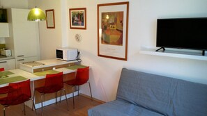 Departamento familiar, 2 habitaciones, cocineta (Apt 8, Foersterova 9) | Servicio a la habitación