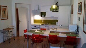 Appartement familial, 2 chambres, cuisinette (Apt 8, Foersterova 9) | Repas dans la chambre