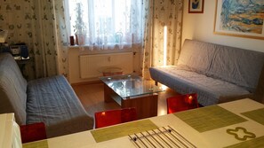 Familienapartment, 2 Schlafzimmer, Kochnische (Apt 8, Foersterova 9) | Wohnzimmer