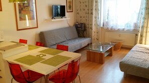 Familienapartment, 2 Schlafzimmer, Kochnische (Apt 8, Foersterova 9) | Wohnbereich