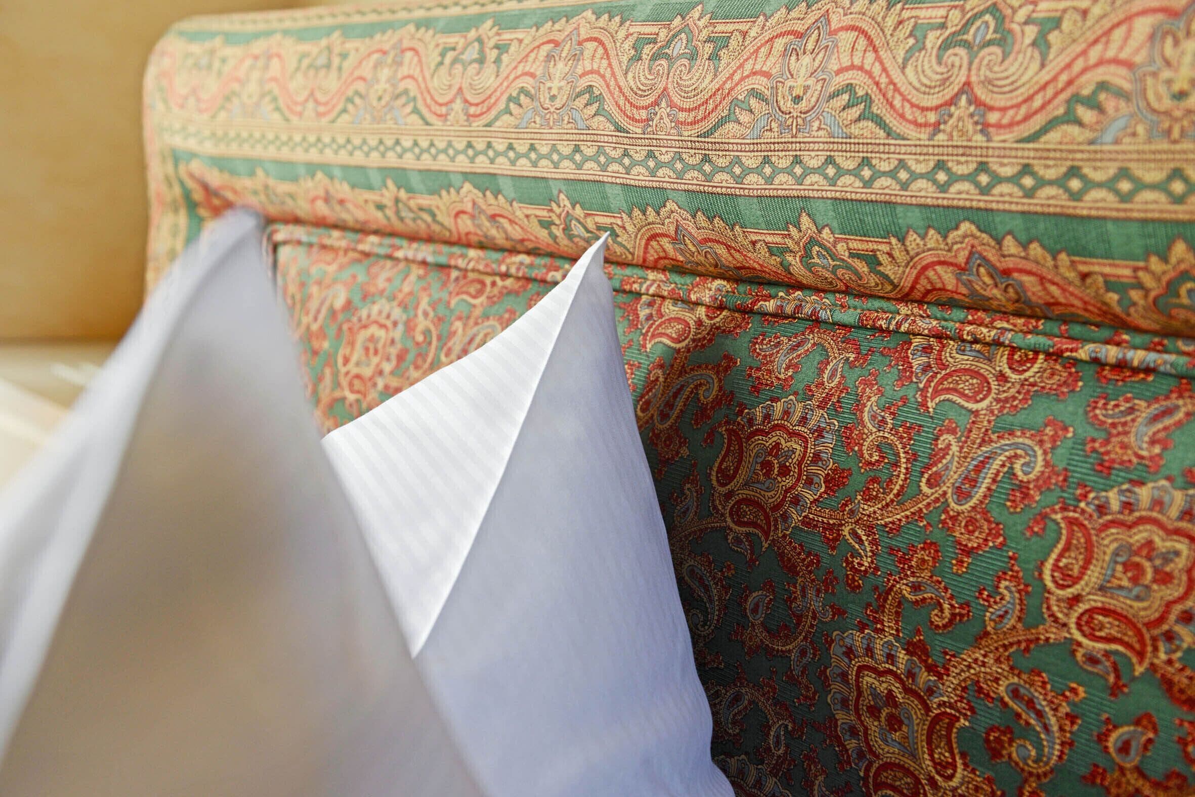 1 bedroom, hypo-allergenic bedding, desk, free wifi