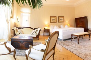 Suite – junior, parkutsikt, hageområde | Allergitestet sengetøy, skrivebord, wi-fi (inkludert) og sengetøy