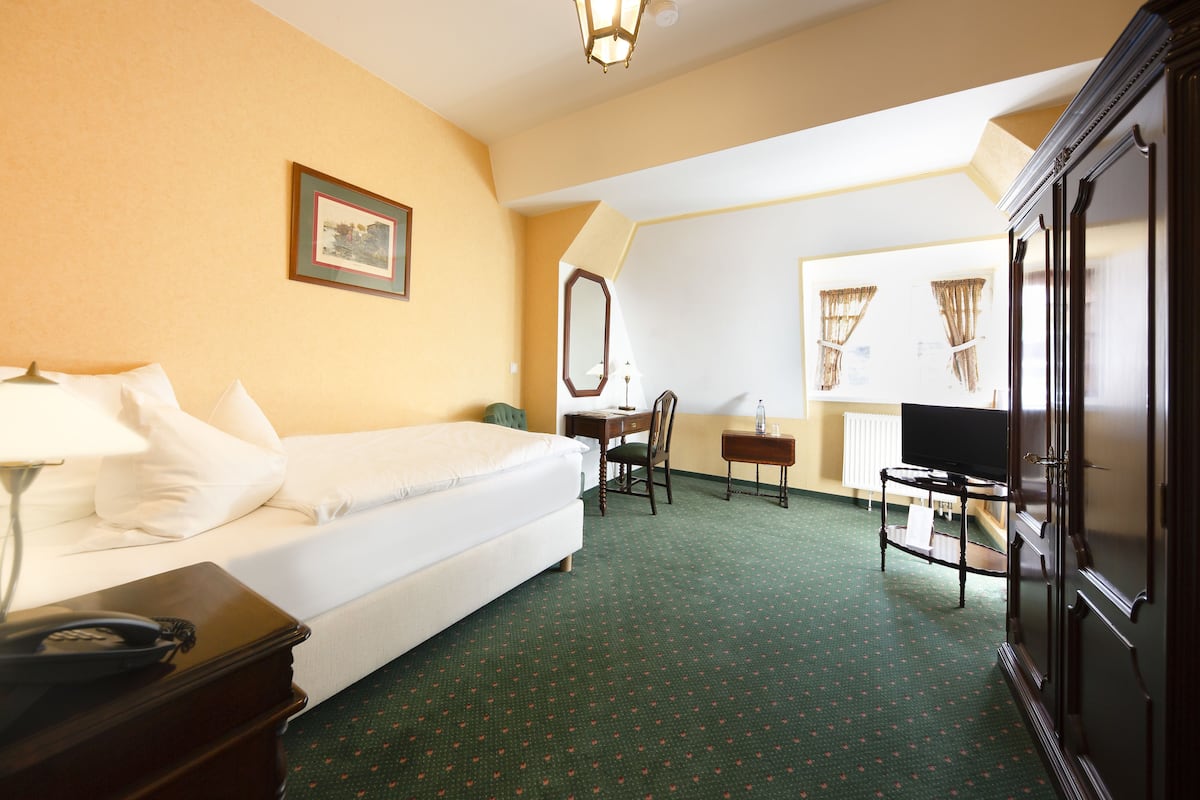 Standard Single Room | Hypo-allergenic bedding available, desk, WiFi (free), bed sheets