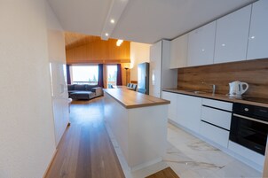 Apartamento família, 3 quartos | Cozinha privada | Frigobar, chaleira elétrica