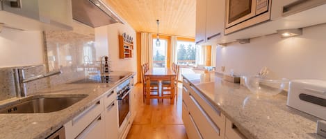 Family Apartment, 3 Bedrooms | Private kitchen