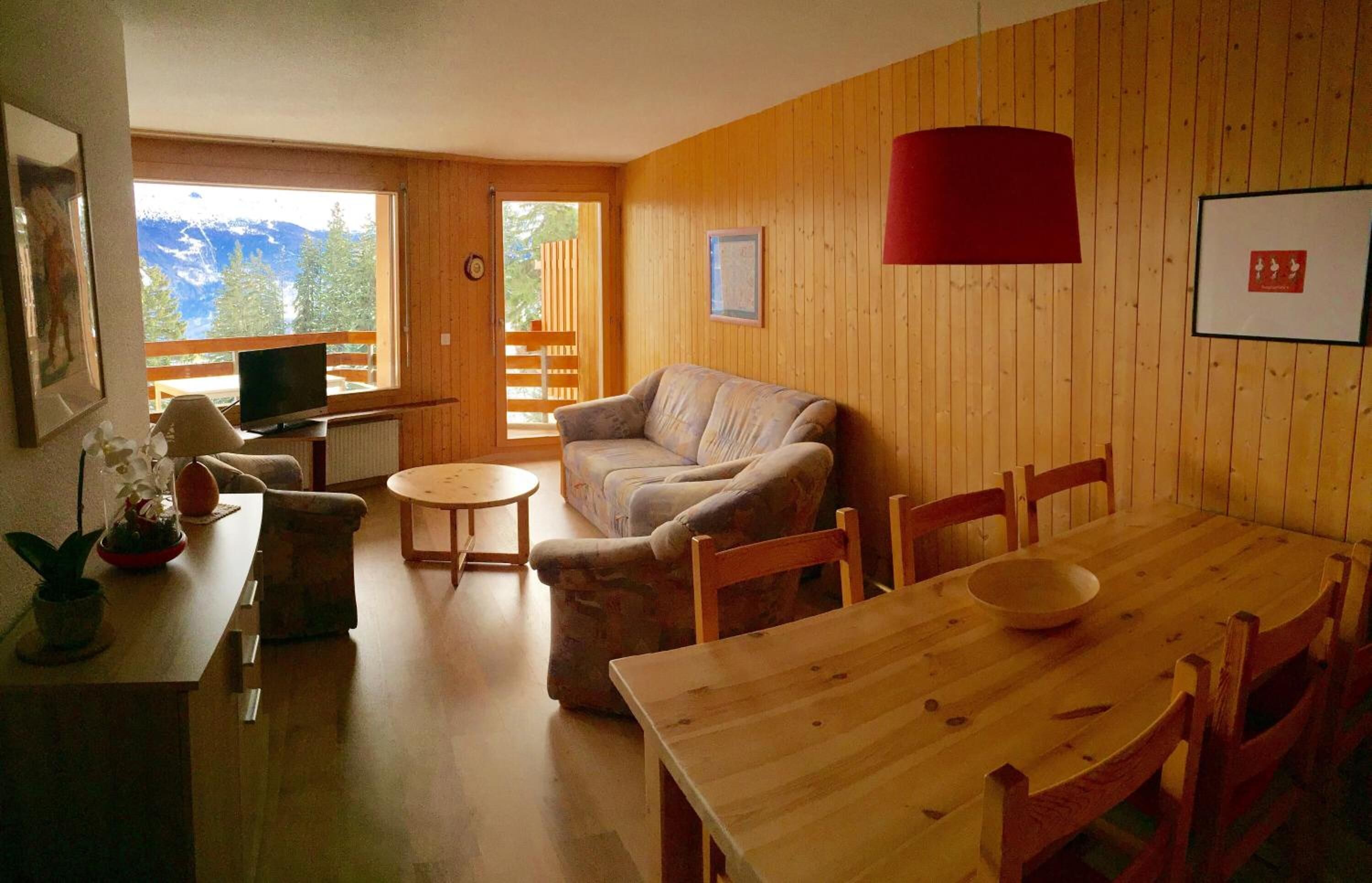 Un salon confortable avec un canapé, une table à manger et un téléviseur.
