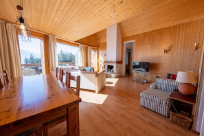 Familieleilighet, 3 soverom | Oppholdsområde | En 80-tommers Flatskjerm-TV med kabel-kanaler