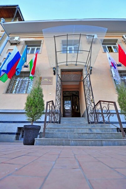 CROWN Hotel