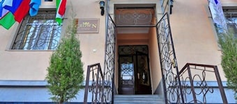 CROWN Hotel