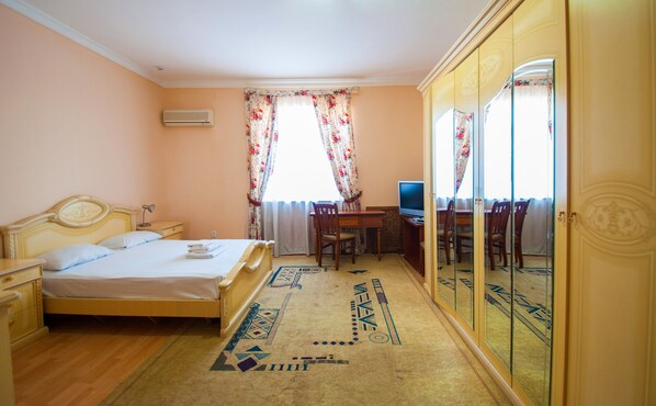 Standard Double or Twin Room | Living room