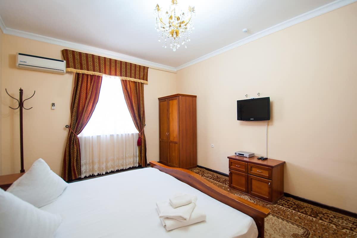 Chambre Simple Standard | Bureau, fer et planche Ă repasser, Wi-Fi gratuit