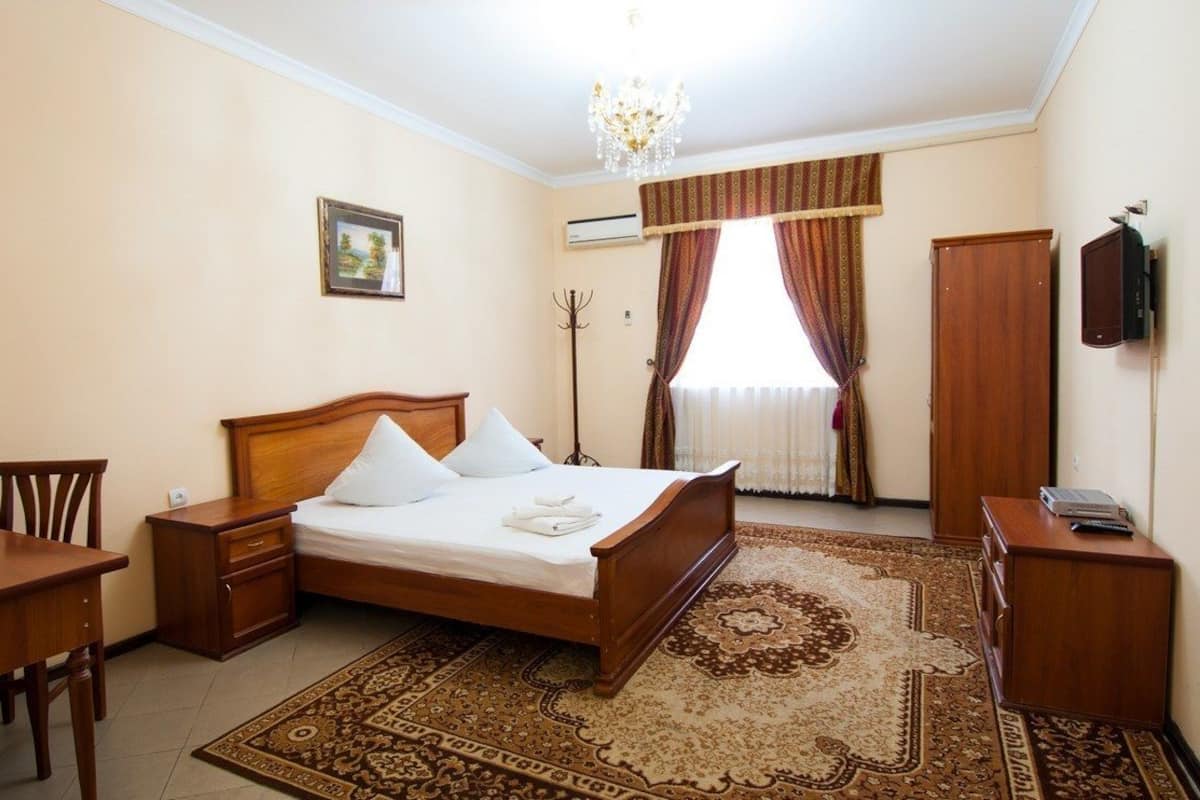 Chambre Standard Double ou avec lits jumeaux | Bureau, fer et planche Ă repasser, Wi-Fi gratuit