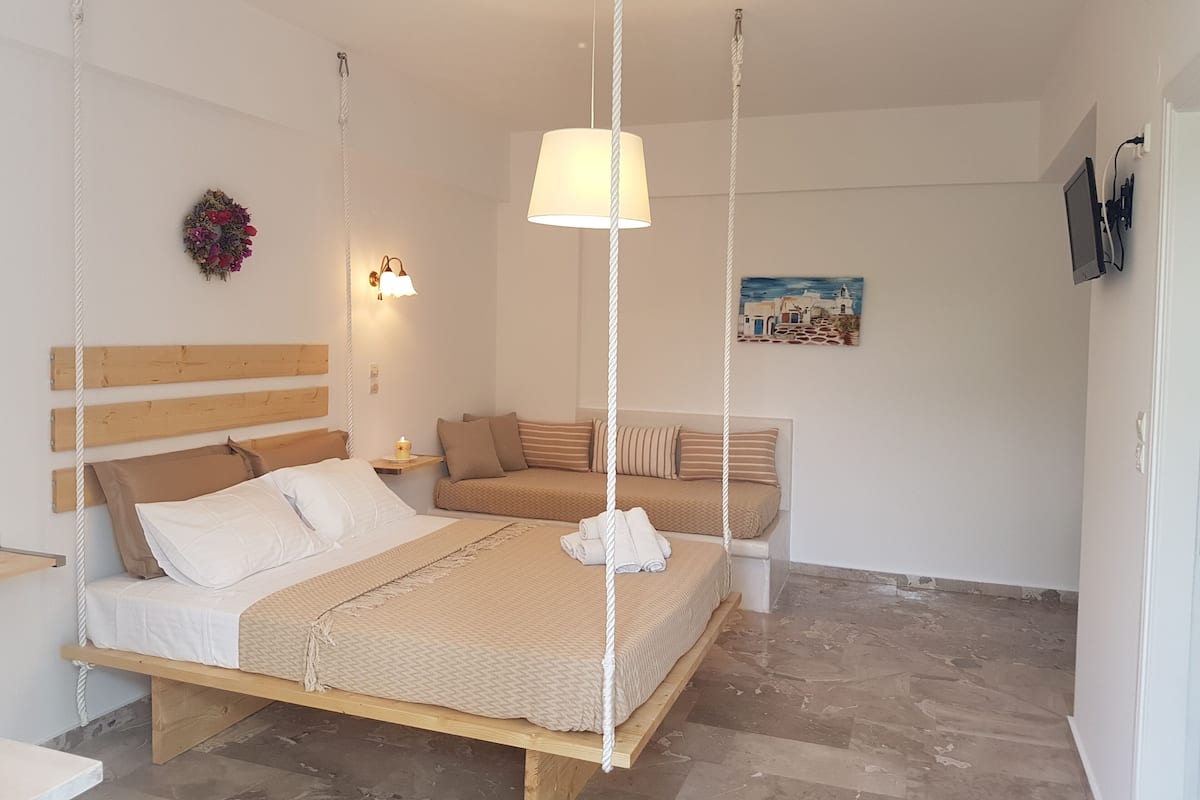 Studio (3 Adults) | 1 chambre, coffres-forts dans les chambres, fer et planche Ă repasser