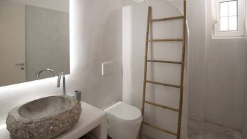 Studio (3 Adults) | Bathroom | Free toiletries, hair dryer, towels