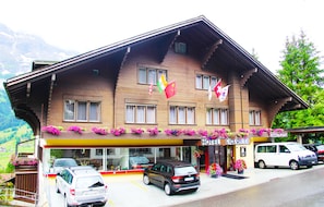 Front of property - Eigerblick (Grindelwald)