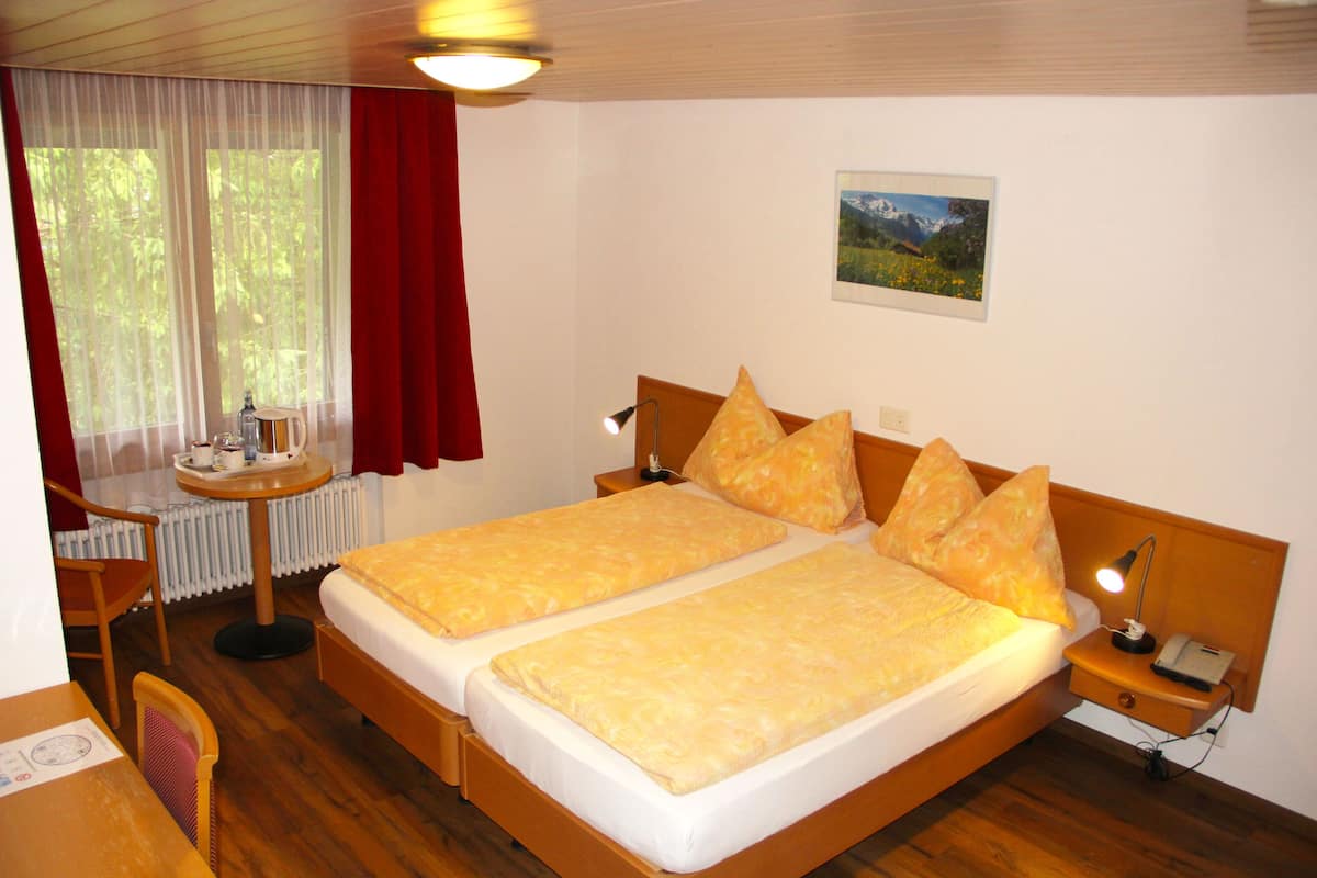 Standard-Zweibettzimmer | Zimmersafe, Schreibtisch, kostenloses WLAN, Bettwäsche