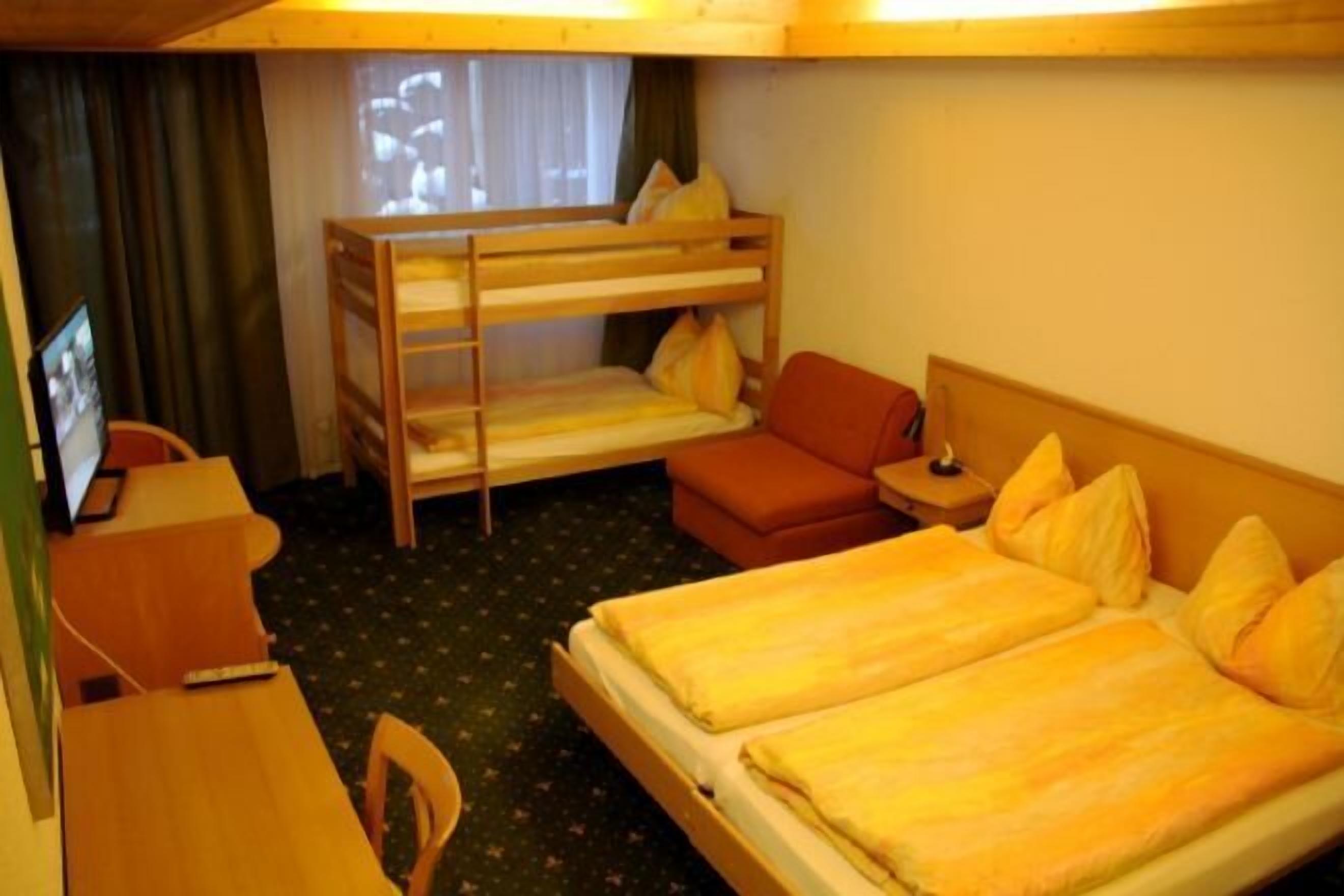 客房内保险箱、办公桌、免费 WiFi、床单