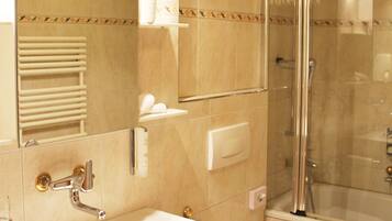 Standard Twin Room | Bathroom | Free toiletries, hair dryer, towels