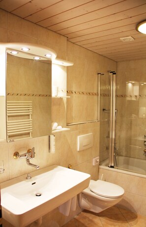 標準雙床房 | 浴室 | 免費梳洗用品、風筒、提供毛巾