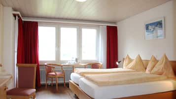Chambre Deluxe avec lits jumeaux, balcon, vue montagne | Coffres-forts dans les chambres, bureau, Wi-Fi gratuit, draps fournis