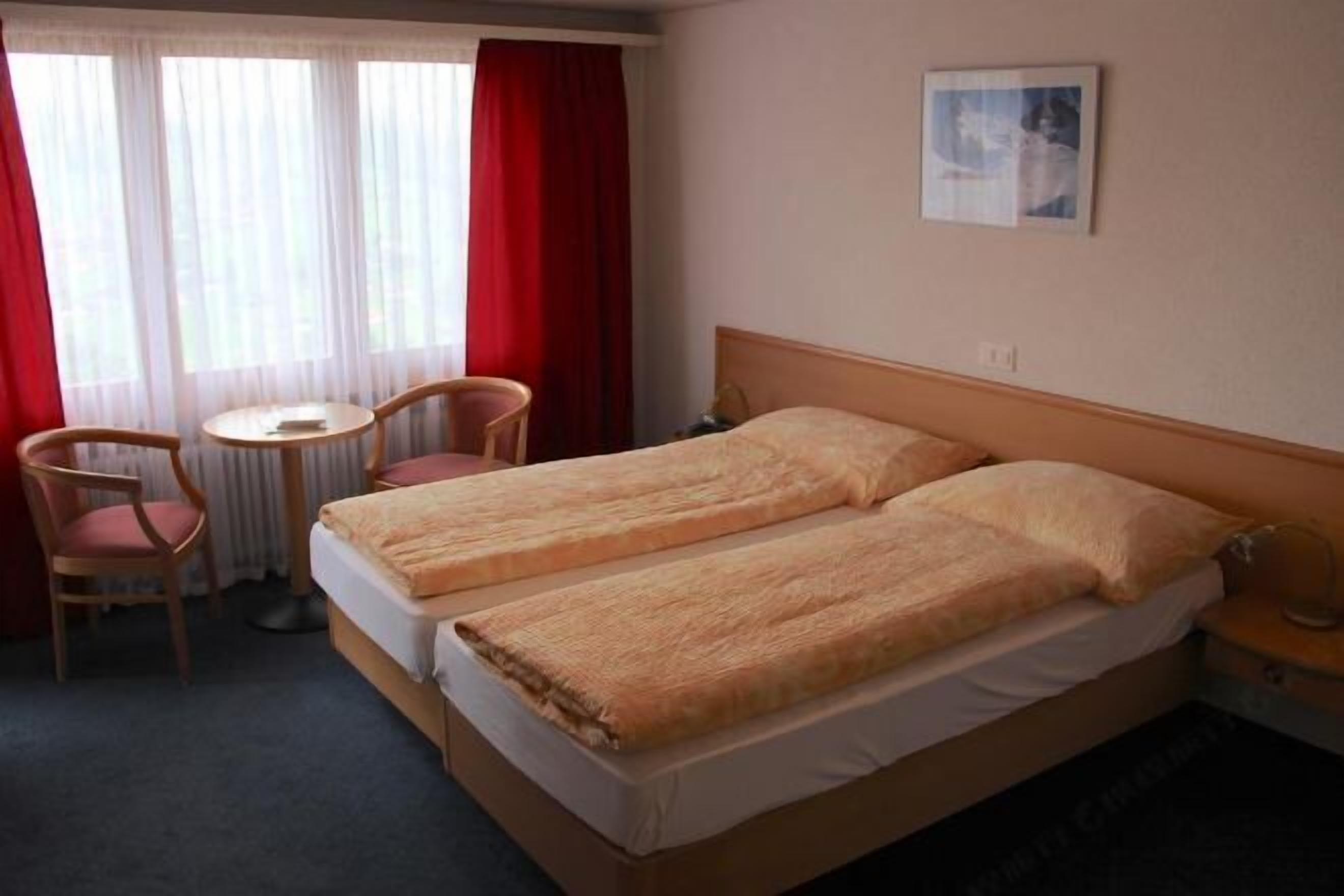 客房内保险箱、办公桌、免费 WiFi、床单