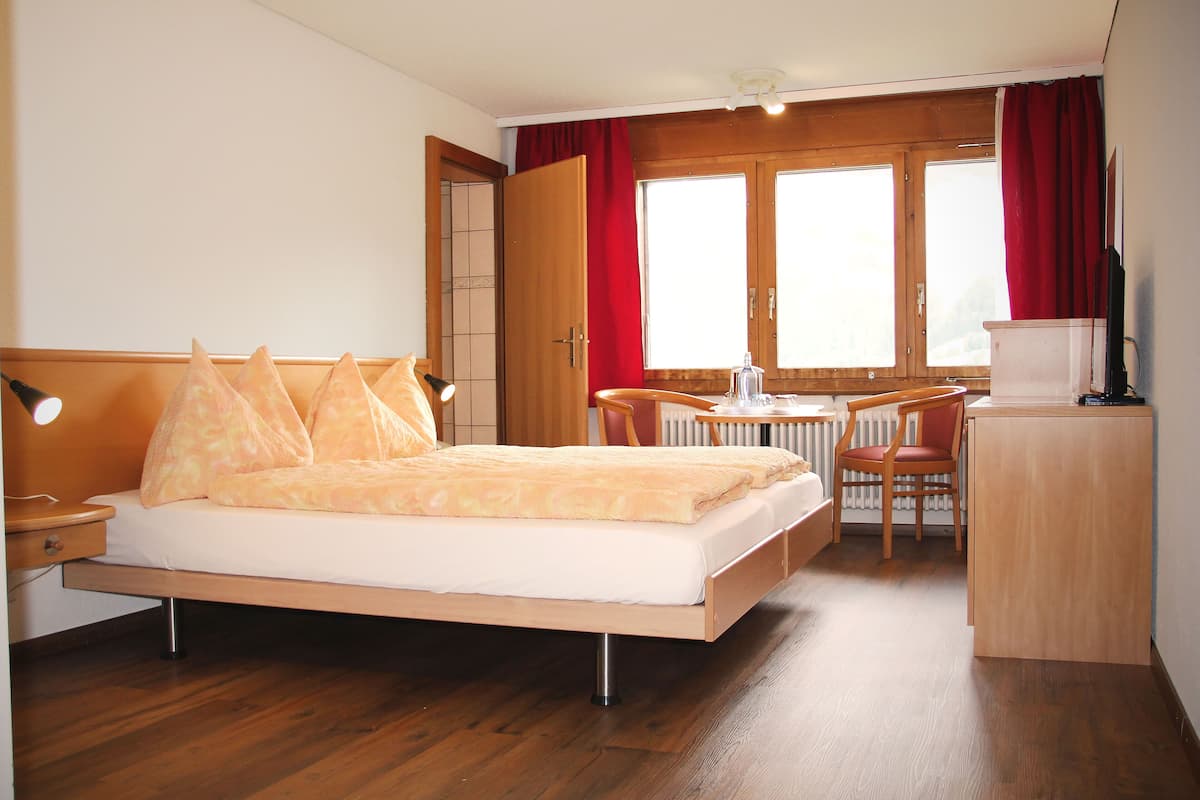Superior-Zweibettzimmer, Bergblick | Zimmersafe, Schreibtisch, kostenloses WLAN, Bettwäsche
