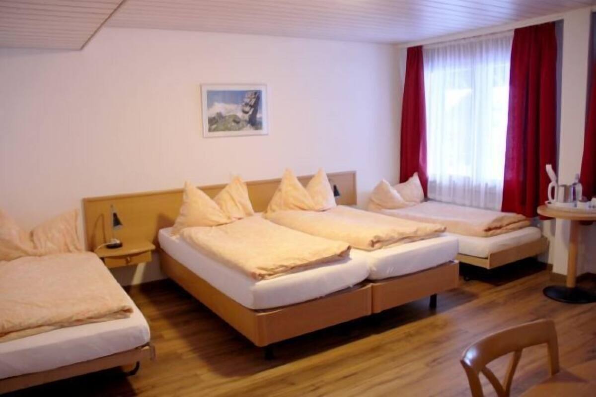 Zimmersafe, Schreibtisch, kostenloses WLAN, Bettwäsche