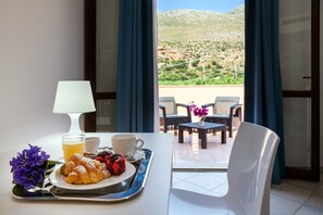 Driepersoonskamer | Luxe beddengoed, een minibar, een kluis op de kamer, een bureau