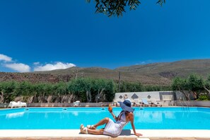 Piscine extérieure (ouverte en saison), parasols de plage