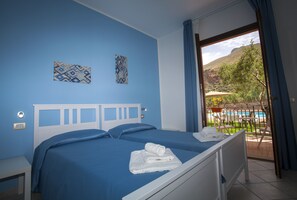 Kamar Double atau Twin | Seprai premium, minibar, brankas, dan meja kerja