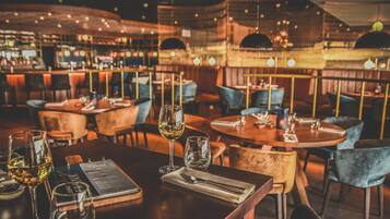 2 restaurants; breakfast, lunch, and dinner served