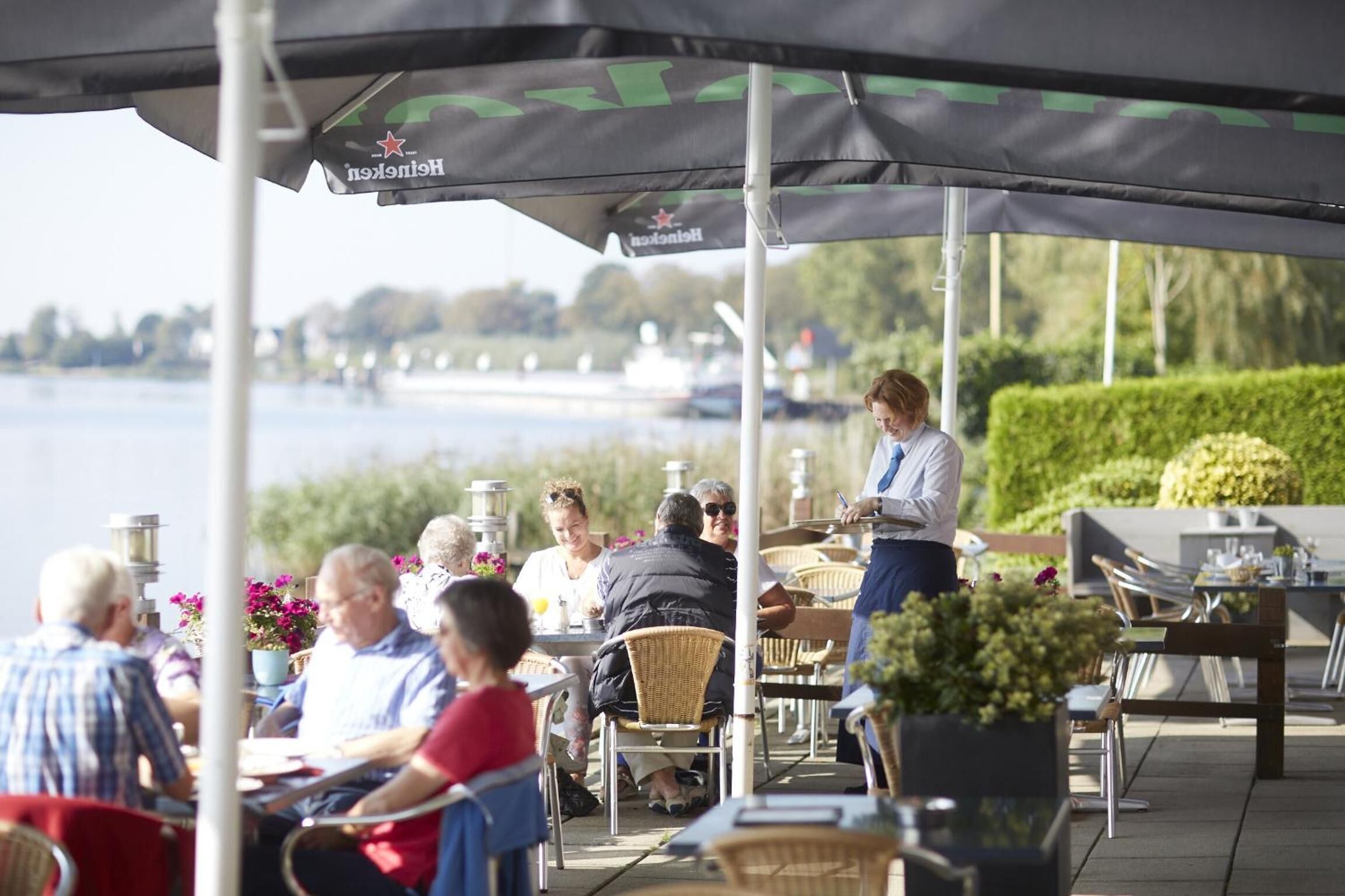 2 restaurants, breakfast, lunch, dinner served; international cuisine