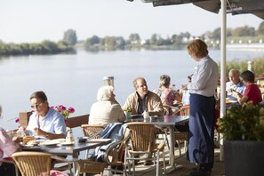 2 restaurants, breakfast, lunch, dinner served; international cuisine