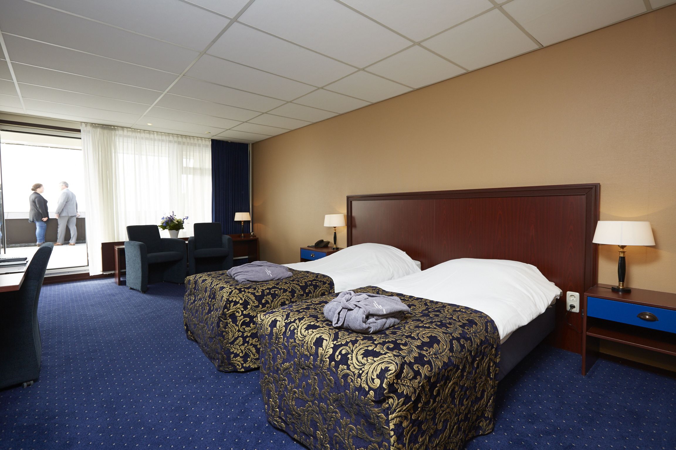 Rom – comfort, elveutsikt | Skrivebord, strykejern/-brett og barnesenger